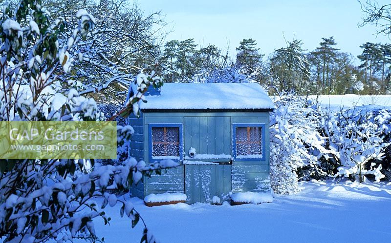 Playhouse en bois recouvert de neige en hiver à Gowan Cottage dans le Suffolk