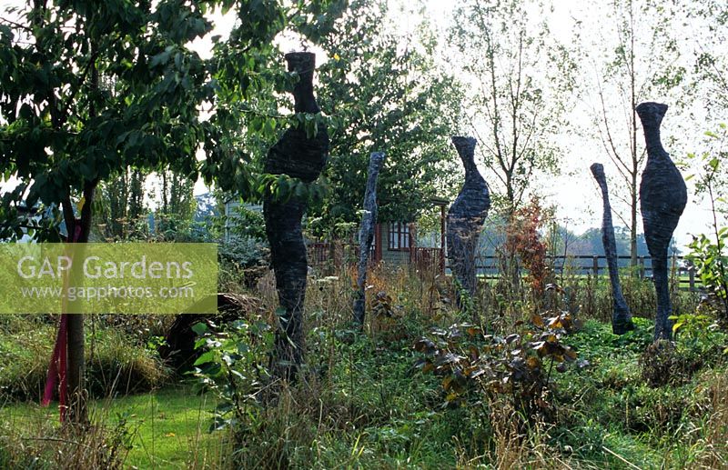 'Casting Shadows 'sculptures de Maryanne Nicholls et Prunus tree - The Lucy Redman School of Garden Design, Suffolk
