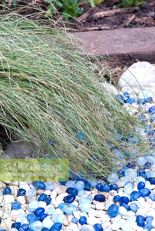 Cailloux bleus sous l'herbe ornementale