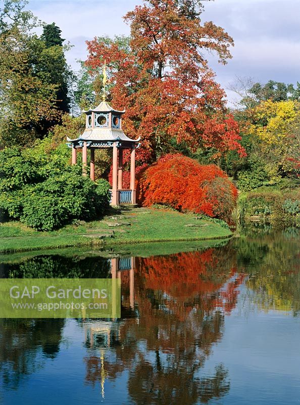 Jardin d'eau avec pagode japonaise - Clivedon, Buckinghamshire