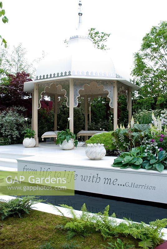 Pavillon et jardinières avec Zantedschia - De la vie à la vie, un jardin pour George, RHS Chelsea Flower Show 2008