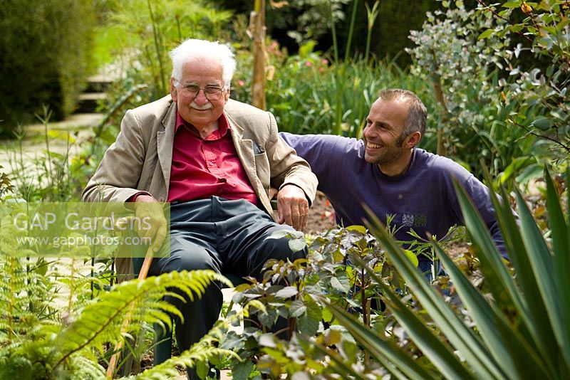 Fergus Garrett et Christopher Lloyd dans le jardin exotique de Great Dixter