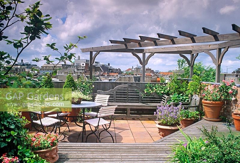 Jardin sur le toit avec pergola en bois, pots et meubles en terre cuite - Amsterdam, Hollande