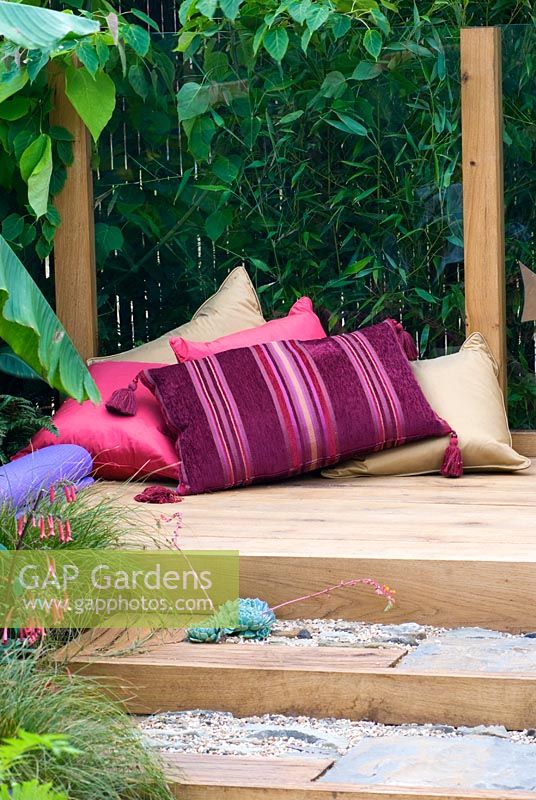 Coussins sur terrasse en bois de chêne. 'The Yoga Garden' - Médaillé de bronze - RHS Hampton Court Flower Show 2010