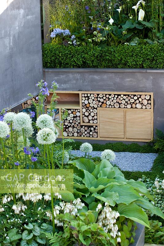 Terrasse en contrebas avec rangement intégré - Jardin 'A Joy Forever', médaillé d'argent au RHS Chelsea Flower Show 2010
