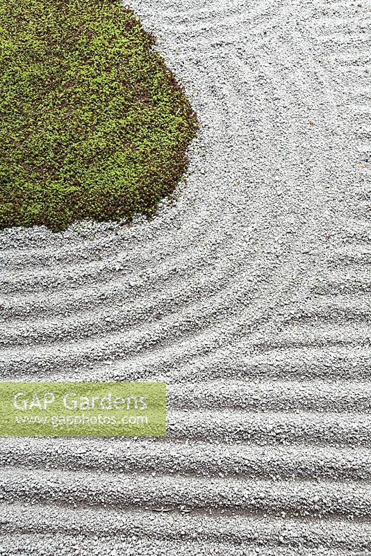 Un jardin karesansui, montrant le détail de l'une des cinq montagnes sacrées couvertes de mousse placées sur le sol de jardin de sable 'Hakkai', ce qui signifie les huit mers agitées, conçu par Mirei Shigemori en 1939 - Tofuku-ji, Kyoto, Japon