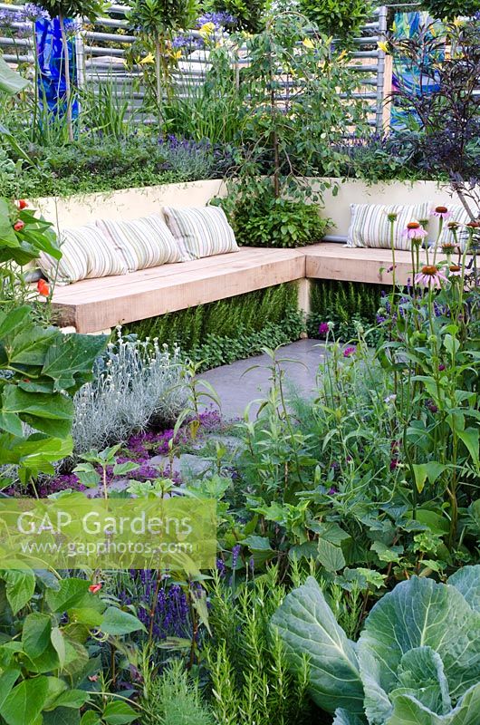 Jardin comestible entouré d'un banc en bois, planté d'herbes - 'Le projet Deptford - Une récolte urbaine', médaillé d'argent, RHS Hampton Court Flower Show 2011