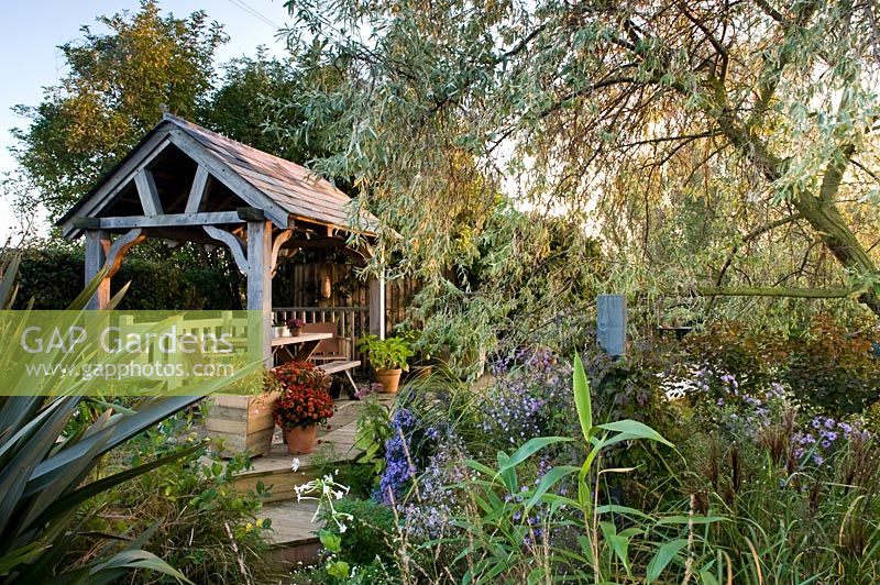Abri avec mobilier dans un jardin champêtre - Brook Hall Cottage