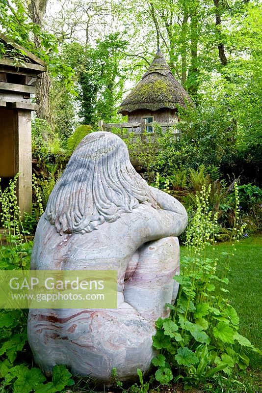 Le Stumpery avec une statue 'Déesse des bois' et la cabane dans les arbres - Highgrove Garden, mai 2008.