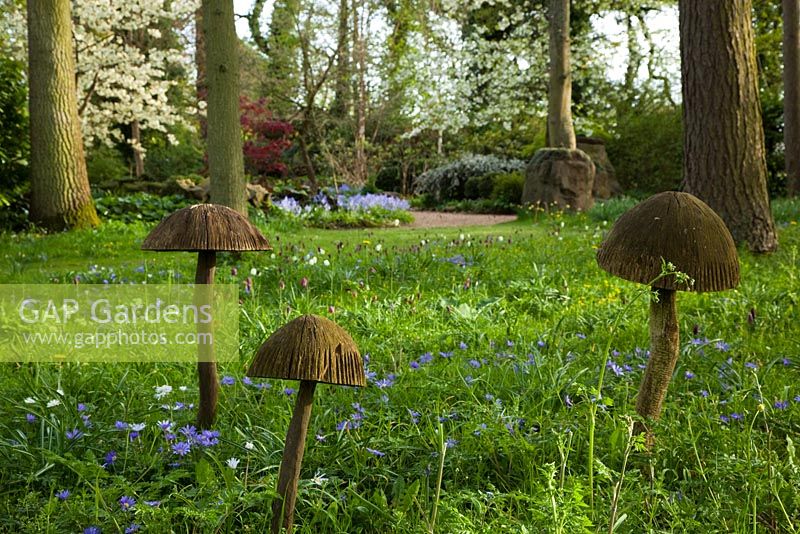 Sculptures de champignon dans le Stumpery, Highgrove House, avril 2010