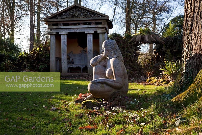 'Goddess of the Woods 'statue et l'un des deux temples de chêne vert dans le Stumpery, Highgove Garden, février 2011