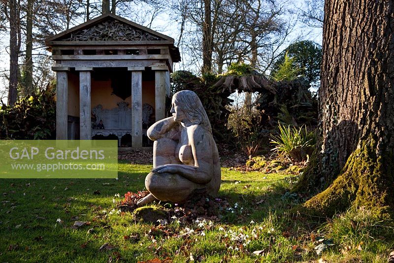 'Goddess of the Woods 'sculpture et l'un des deux temples de chêne vert dans le Stumpery, Highgove Garden, février 2011.