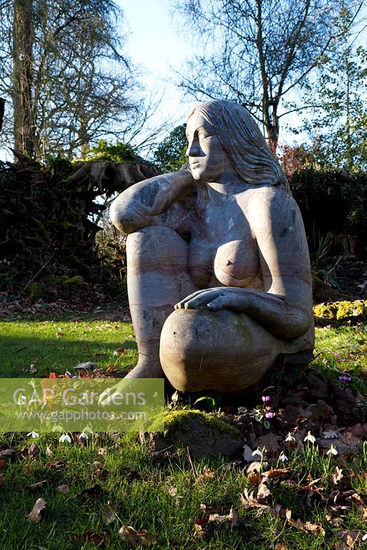'Goddess of the Woods 'sculpture in the Stumpery, Highgrove Garden, février 2011.