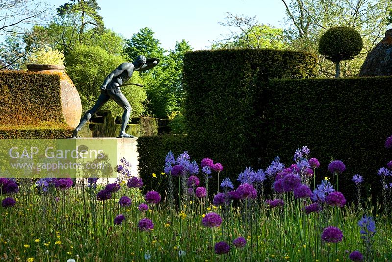 Fleurs sauvages printanières et gladiateur borghèse en bronze. Highgrove Garden, mai 2010.