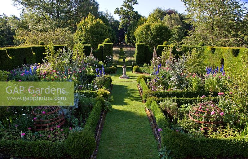 The Sundial Garden, Highgrove Garden, juin 2011.