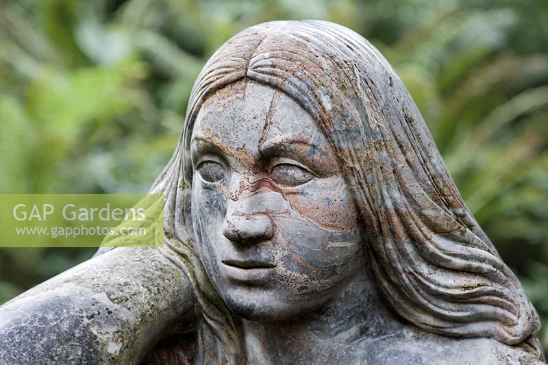 Sculpture d'une nymphe des bois (déesse des bois) dans le Stumpery, Highgrove Garden, 2007.
