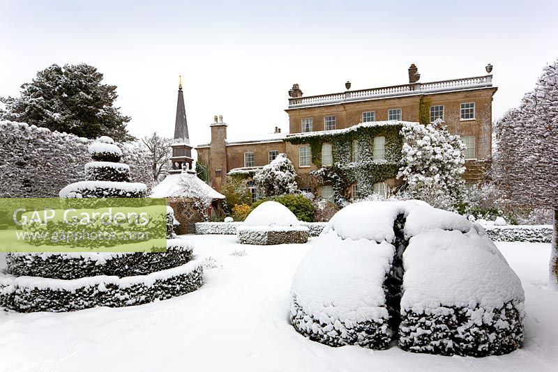 Le front ouest de The Thyme Walk avec le Oak Pavillion, couvert de neige, Highgrove Garden, janvier 2010.