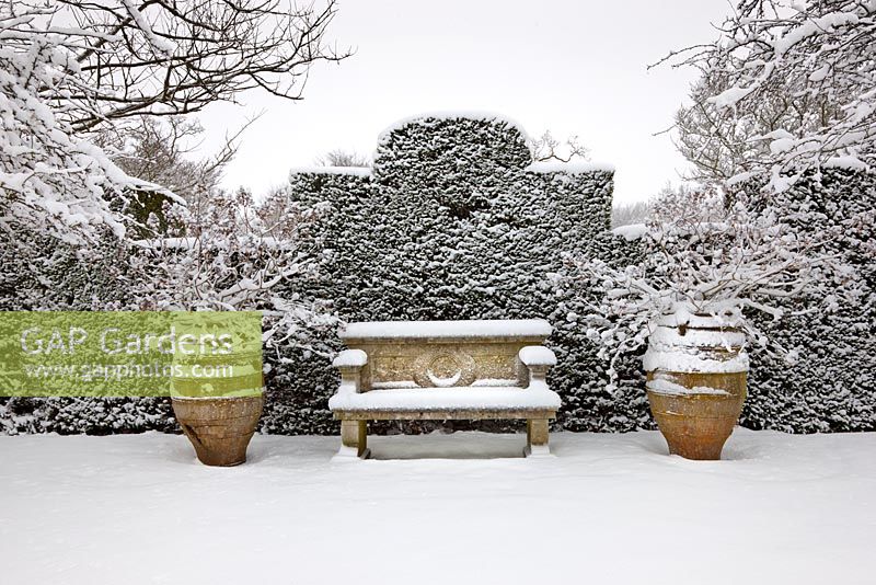 Banc en pierre et deux pots recouverts de neige, Highgrove Garden, janvier 2010.