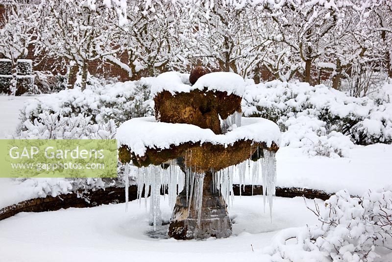 Le jardin clos et la fontaine de neige et de glace, Highgrove Garden, janvier 2010.