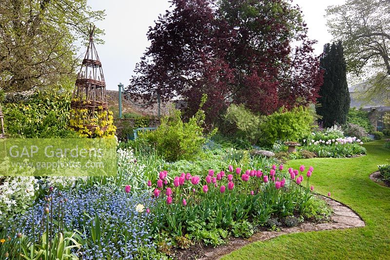 The Cottage Garden with spring blooms, Highgrove Garden, mai 2009.