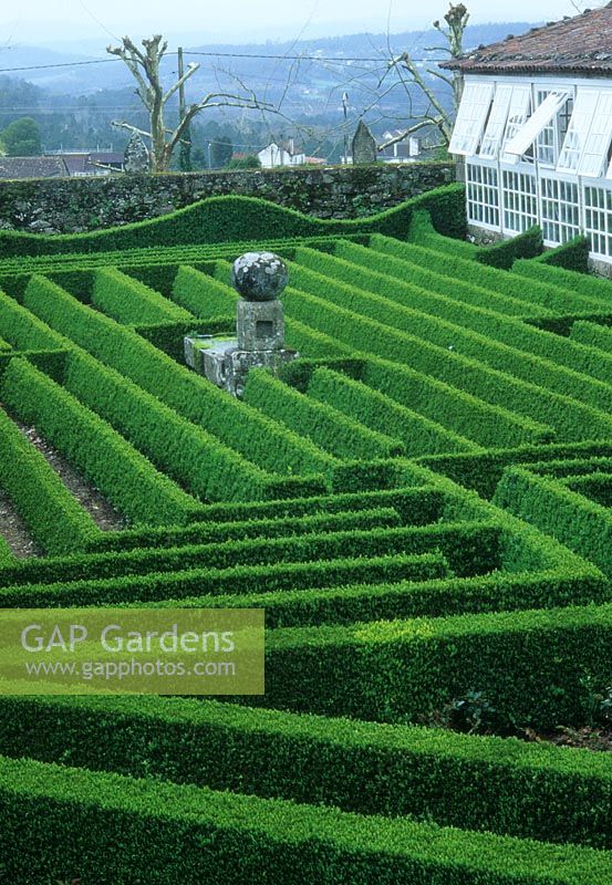 Labyrinthe de jardin en haie avec ornement sphérique central