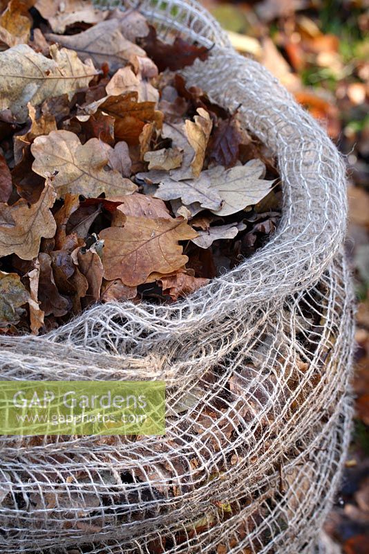 Un sac de feuilles de jute biodégradable plein de feuilles d'automne