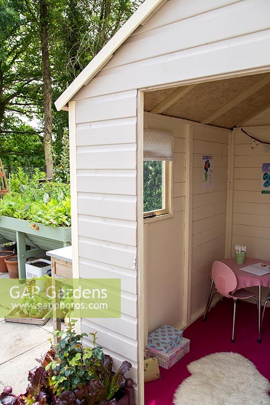 Abri de jardin utilisé comme cabane pour enfants