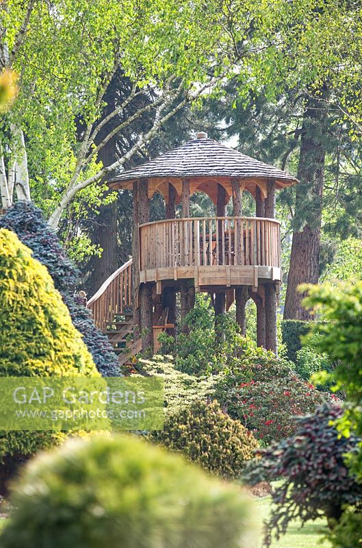 Tree House fabriqué à partir de mélèze à Foggy Bottom, les jardins de Bressingham, Norfolk, Royaume-Uni.