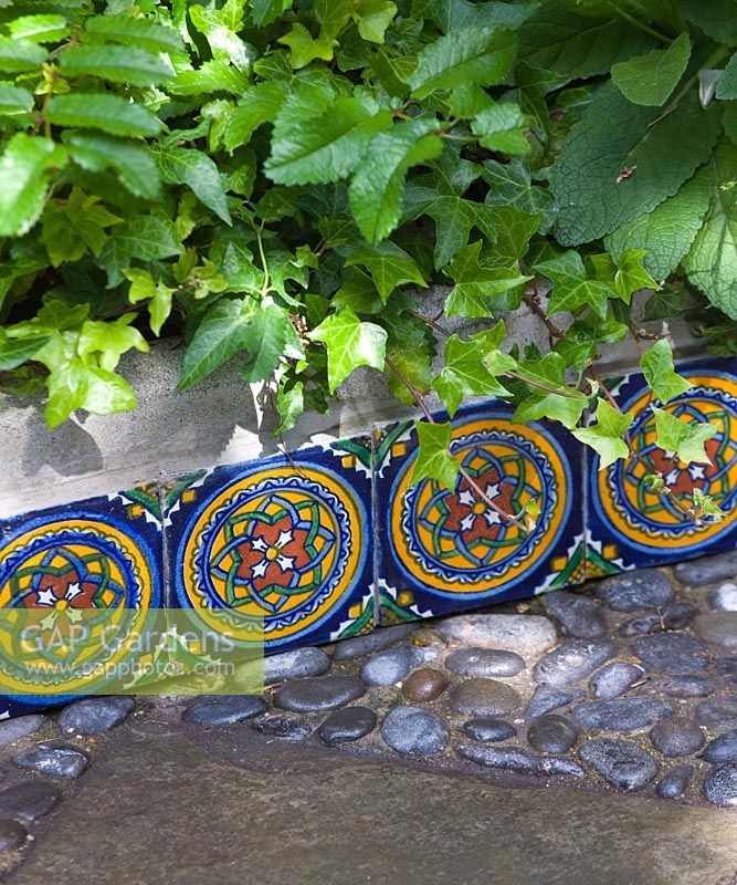 Bordure décorative en carreaux colorés. Jardin de petite ville, Brighton, UK