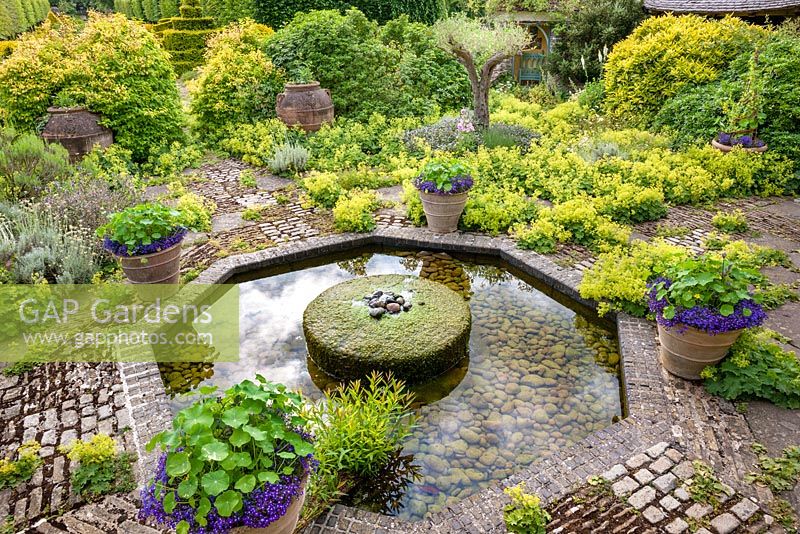 Le jardin en terrasse et la fontaine basse conçue par le prince Charles et le sculpteur William Pye, Highgrove, juillet 2013