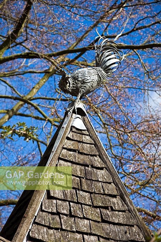 Fleuron de coq en acier sur le dessus de la maison de poulet gothique, Highgrove avril 2013.