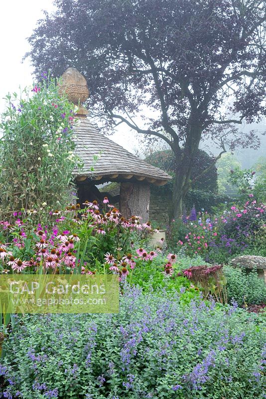 Le nouveau Summerhouse dans le Cottage Garden, un endroit où SAR le Roi peut travailler tout en évitant les douches. Septembre 2013.