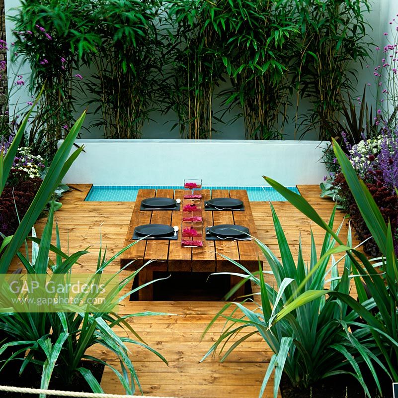 Espace de vie urbain moderne avec des couleurs argent, bleu, blanc et bourgogne. La table encastrée peu encombrante offre plus d'espace pour se déplacer. Criblage en bambou.