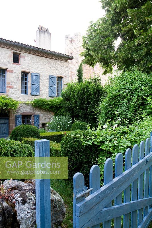 Cottage en pierre recouvert de glycine. Une partie de la propriété et du jardin du Domaine de Chatelus de Vialar.