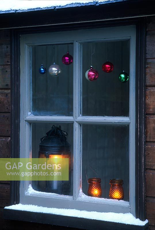 Fenêtre à Noël avec des décorations anciennes et vintage