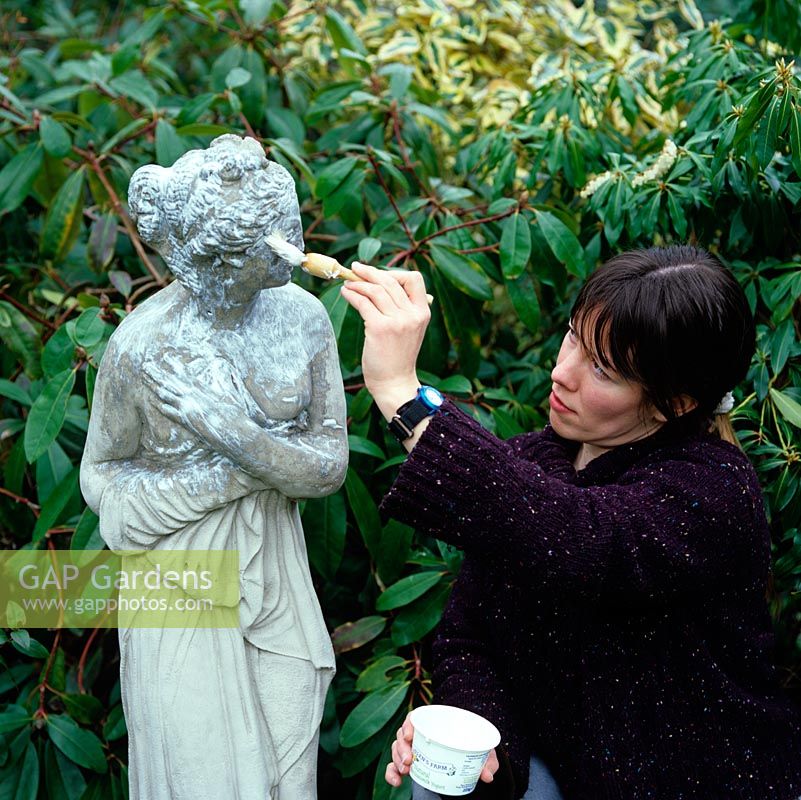 Le yaourt vivant est peint sur une nouvelle statue de reproduction, coulée dans du béton, pour encourager la croissance des lichens.