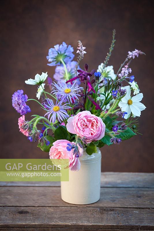Un bouquet de fleurs de jardin coupées dans un vase en céramique. Septembre.