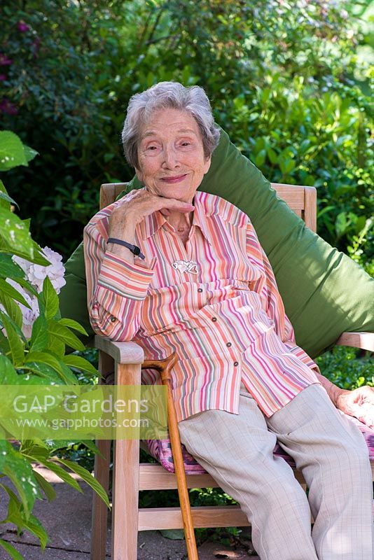 Beth Chatto, 91 ans, assise sur sa terrasse à l'ombre d'un Magnolia soulangeana qu'elle a planté en minuscule jeune arbre, une soixantaine d'années auparavant.