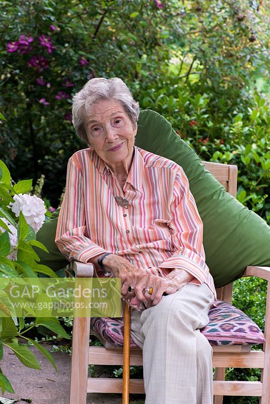 Beth Chatto, 91 ans, assise sur sa terrasse à l'ombre d'un Magnolia soulangeana qu'elle a planté en minuscule jeune arbre, une soixantaine d'années auparavant.