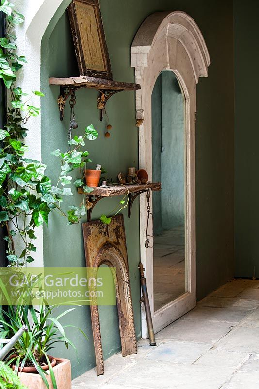 Cour cour couloir jardin avec cheminée étagères en bois, Lucille Lewins, petit bureau cour cour jardin à Chiltern street studios, Londres. Conçu par Adam Woolcott et Jonathan Smith