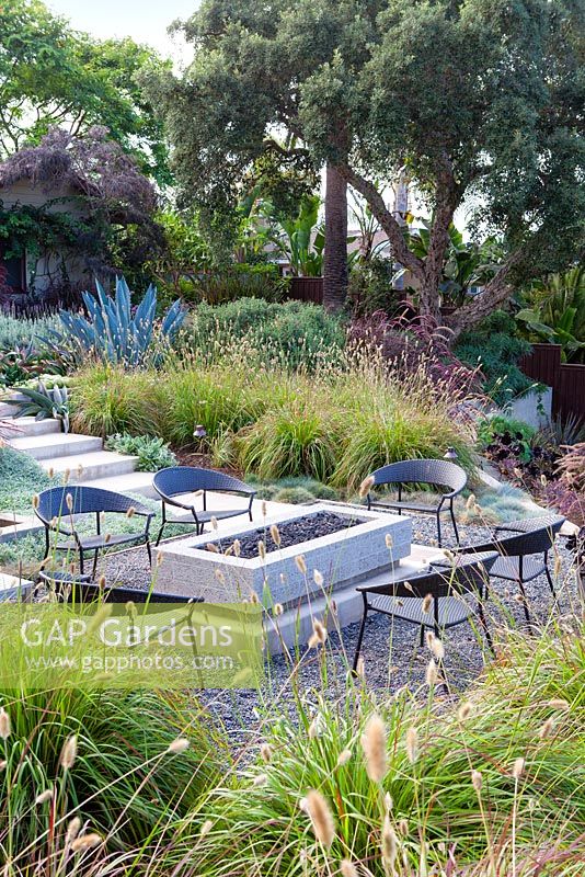 Vue du foyer au gaz et des sièges extérieurs. Jardin de Debora Carl, Encinitas, Californie, USA.