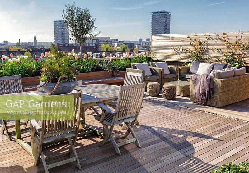 Table et chaises et coin salon sur une terrasse sur le toit de Londres. Avril.
