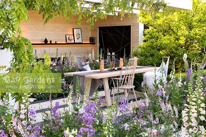 Le LG Smart Garden: un jardin de style de vie scandinave, avec une plantation au pastel doux et des espaces de vie extérieurs. Concepteur: Hay Young Hwang, sponsors: LG Electronics, RHS Chelsea Flower Show 2016