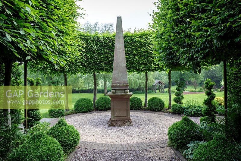 Obélisque de pierre dans le jardin à la française. Mitton Manor, Staffordshire.