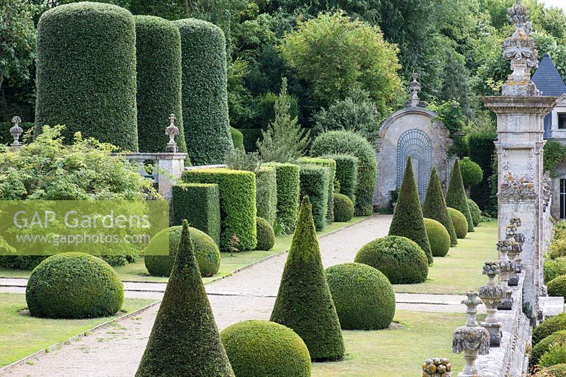 Jardin à la française au Château de Brecy, Normandie, France