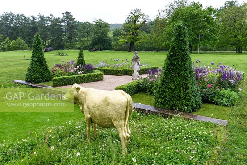 Topiaire coupé officiel et vache modèle dorée peinte à la main - Découvrez Peak District et le jardin du Derbyshire - RHS Chatsworth Flower Show 2017 - Designer: Lee Bestall MSGD - Constructeur: JPH Landscapes