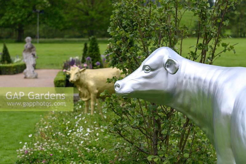 Topiaire coupé officiel et vaches modèles peintes à la main. Découvrez Peak District et Derbyshire Garden - RHS Chatsworth Flower Show 2017 - Designer: Lee Bestall MSGD - Constructeur: JPH Landscapes