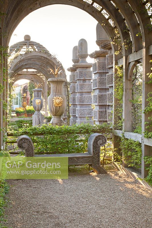 Siège en bois et pergola dans le jardin du comte collectionneur au château d'Arundel, Sussex au printemps. Jardinier en chef: Martin Duncan