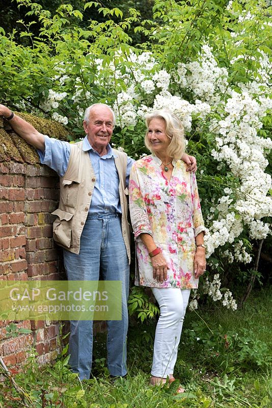Le regretté major Iain Grahame avec son épouse, Bunny Campione, à côté de Rosa « Rambling Rector » dans leur jardin de campagne à Daws Hall, Suffolk.