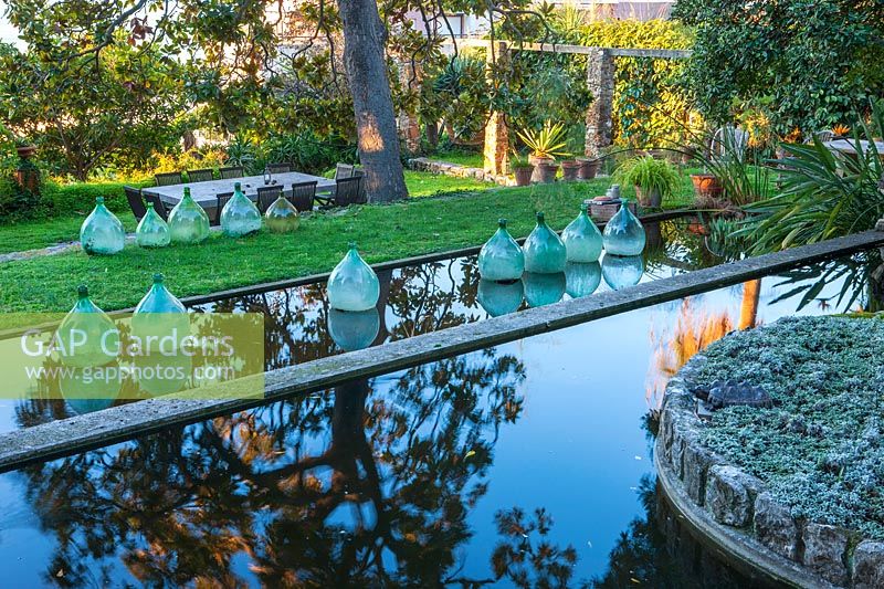 Piscines en terrasses avec des bouteilles en verre, Clos du Peyronnet, Menton, France.